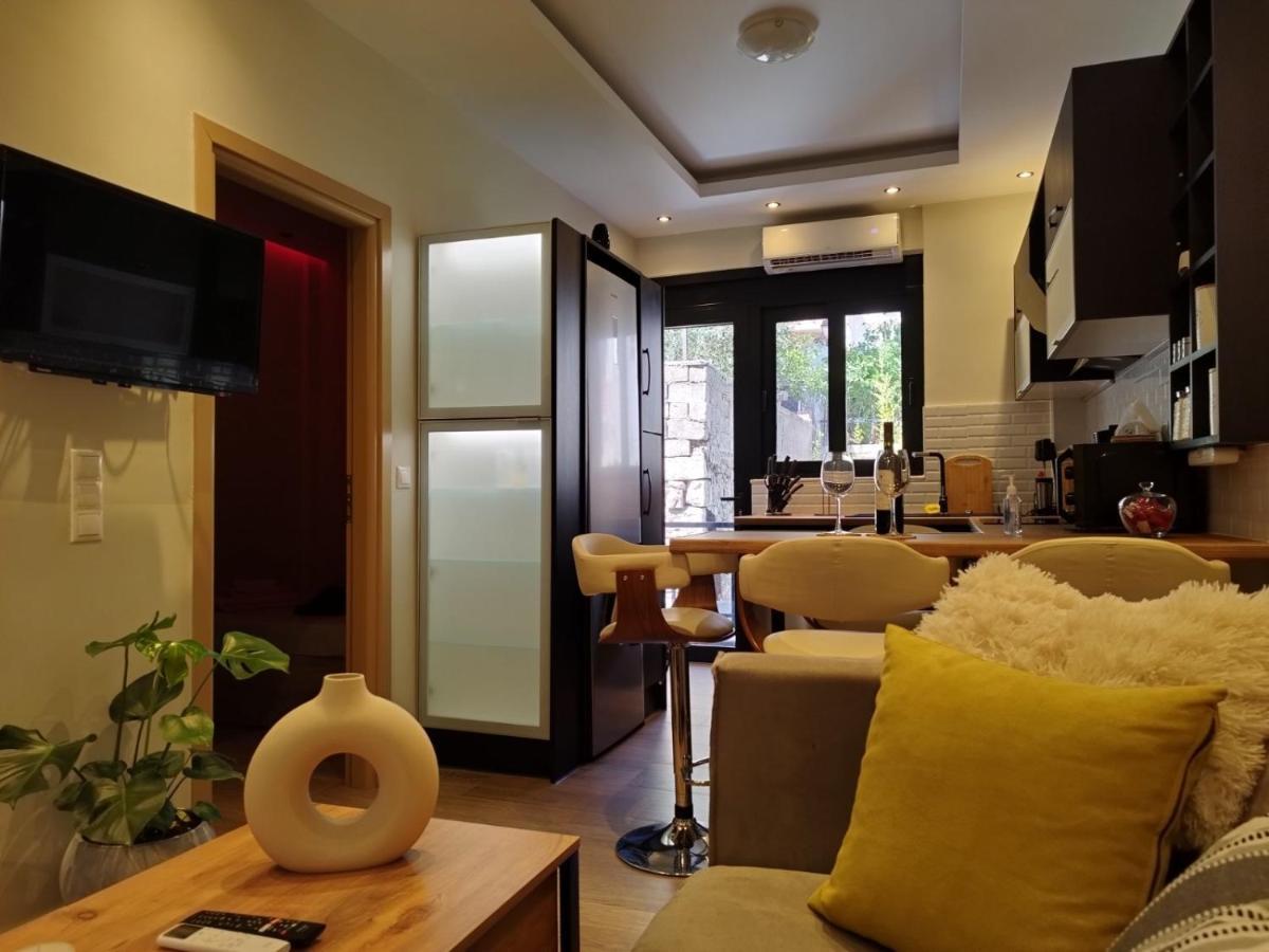 Luxurious Apartment In The Heart Of Town ! Loutraki  Exterior photo